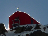 Alpine hut amongst the highest mountains of New Zealand